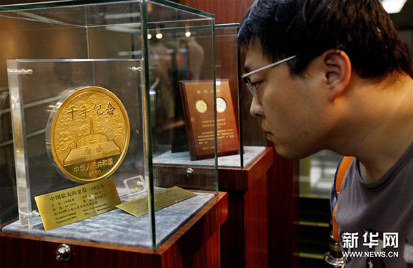 近日，由中國人民銀行貨幣金銀局主辦、中國印鈔造幣總公司承辦的“國幣之尊藝術(shù)之美”——人民幣硬幣發(fā)行60周年全國巡展在上海圖書館舉行，展示了自1957年12月1日正式發(fā)行人民幣硬幣起，已經(jīng)發(fā)行的4套流通硬幣、96個品種108枚普通紀(jì)念幣和2000余種貴金屬紀(jì)念幣。