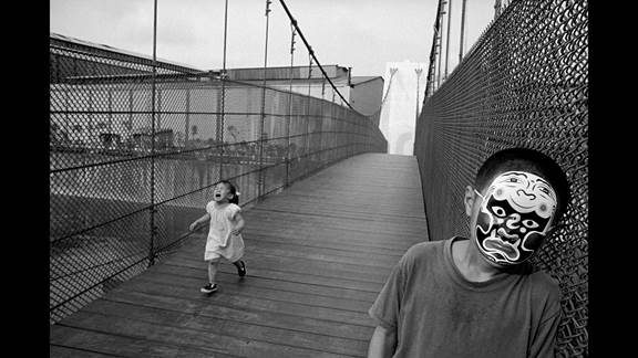 說明: Macintosh HD:Users:chendong:Desktop:張乾琦 工作坊:工作坊:官方作品:中文圖說:不存在的戰(zhàn)爭:6. 張乾琦，“不存在的戰(zhàn)爭”視頻截圖，2017.jpg