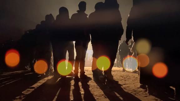 說明: Macintosh HD:Users:chendong:Desktop:張乾琦 工作坊:工作坊:官方作品:中文圖說:AZMA:5. 張乾琦，“AZMA”視頻截圖，2017 .jpg