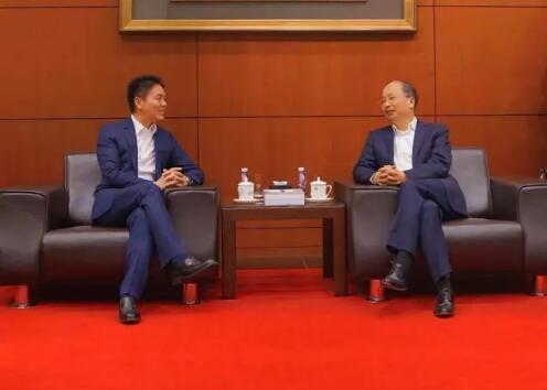 中國工商銀行董事長易會滿和京東集團董事局主席兼首席執(zhí)行官劉強東見證了雙方合作協(xié)議的簽署。 