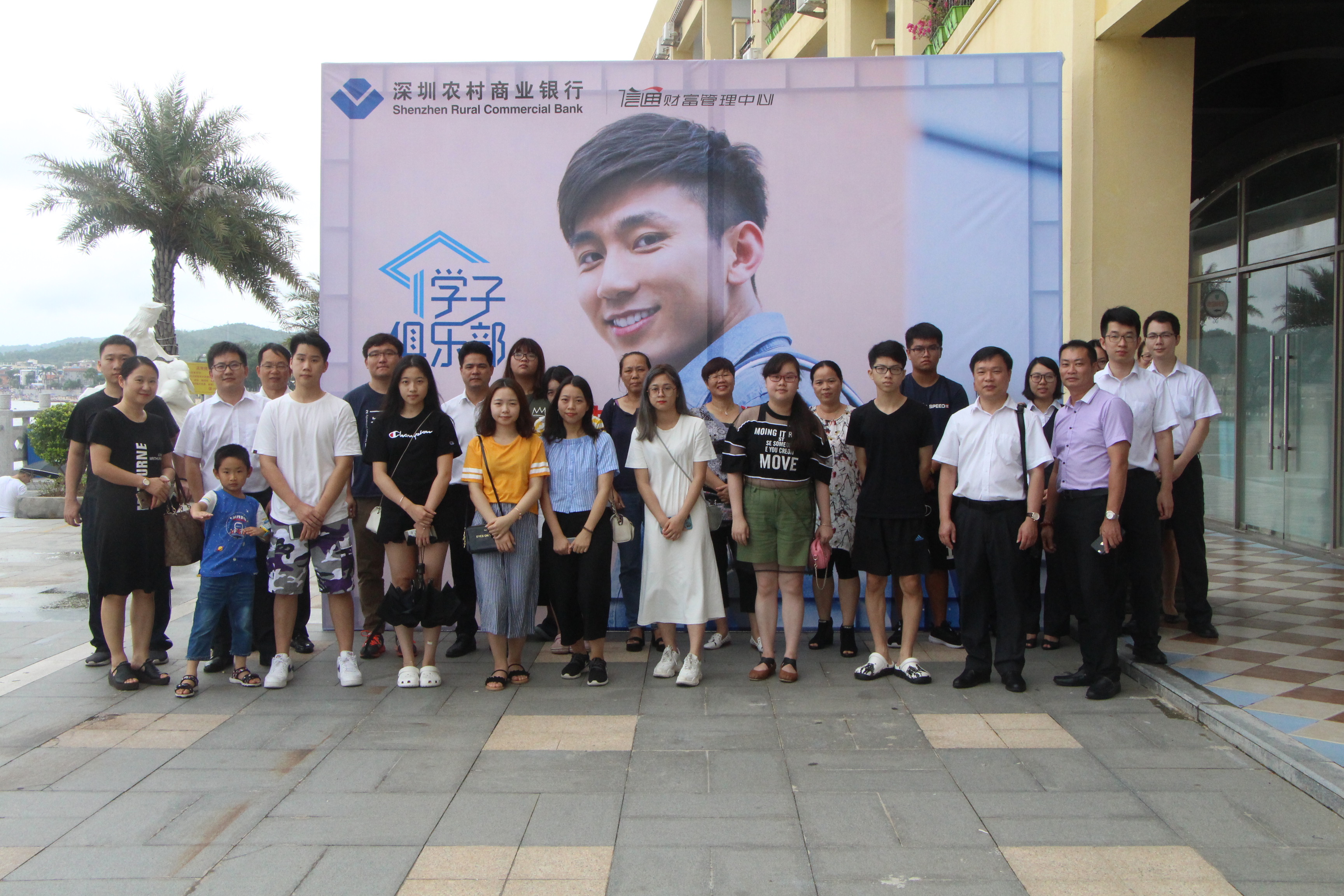 十年寒窗苦泛舟，終得梅花撲鼻來